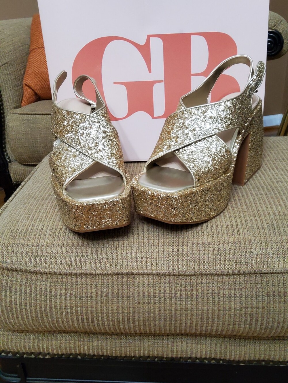 Gianni Bini Friday-Nite Gold Glitter Platform Heels – Size 9M